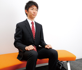 面接会場の前で待機する就活生