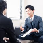 内定書類について説明する人事担当者