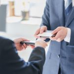 名刺交換をするビジネスパーソン