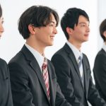 集団面接を受ける学生のイメージ