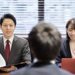 役員面接に臨む学生と面接担当者