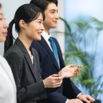 内定式で自己紹介をする学生