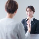 面接中の学生と人事担当者