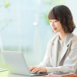 パソコンに向かってメールを作成する女性