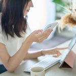 内定者懇親会の出欠メールを打つ学生