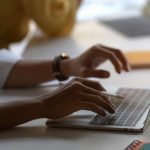 内定承諾のメールを作成する学生の手元のイメージ