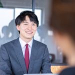 面接担当者と受け答えをする学生