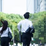 会社説明会に遅刻して急いで向かう学生のイメージ