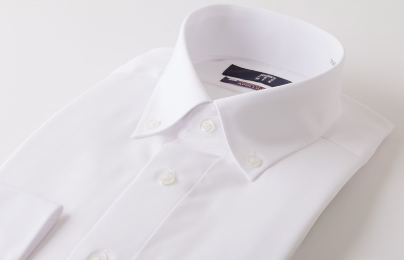 ボタンダウンのワイシャツ