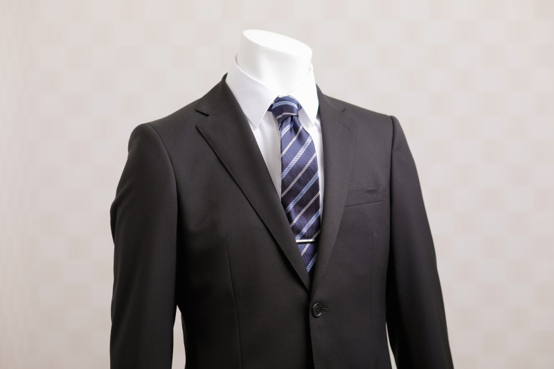 白無地のワイシャツを着用した就活生の上半身アップ画像