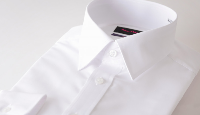 レギュラーカラーのワイシャツ