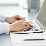 面接辞退のメールを打っている人の手元