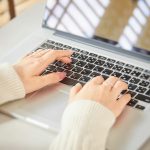 説明会の無断欠席についてメールで連絡をしているイメージ