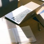 エントリーシートや履歴書を準備している机の上のイメージ