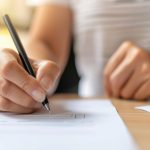 エントリーシートを書いている手元