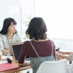 自己分析について話している学生たち