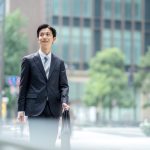 インターンシップに参加するために会社に向かっている学生のイメージ