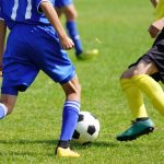 サッカーの試合をしている様子