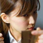 鏡を見て髪色をチェックする様子