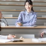 教室で会話をする学生たち