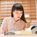 図書室で調べものをしている学生のイメージ