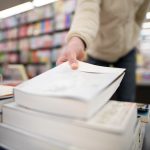 書店で本を手に取っている様子