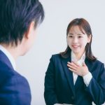 面接で受け答えをする学生