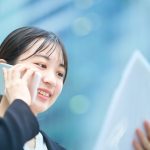 企業からの電話に応対する学生