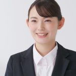 面接で受け答えをする学生