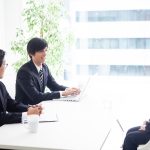 面接担当者と面接を受ける学生