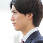 真剣な表情で前を見つめるビジネスパーソン