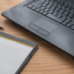 机に置いてあるパソコンとノート