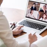 オンライングループディスカッションに参加する学生のイメージ