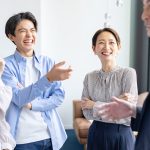 職場でコミュニケーションをとる社員たち