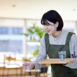 カフェでアルバイト中の学生のイメージ