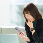 メールの文面を考えている学生