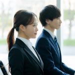 集団面接を受ける学生たち