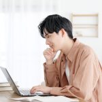 パソコンでメールを作成している男性