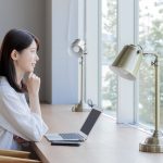 就活準備サイトで気になる企業を調べている学生のイメージ