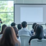 説明会に参加する学生たち