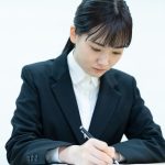 小論文を書く学生のイメージ