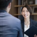 仕事中のビジネスパーソンのイメージ