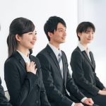 グループ面接を受ける学生たち