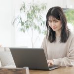 自分史を作成する学生