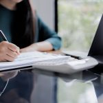 エントリーシートを書いている学生のイメージ