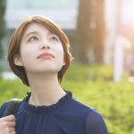 空を見上げている人のイメージ