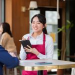 カフェでアルバイト中の学生のイメージ