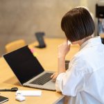 志望動機を考えている学生