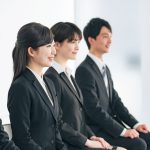 グループ面接を受ける学生たち