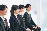 グループ面接を受ける学生たち